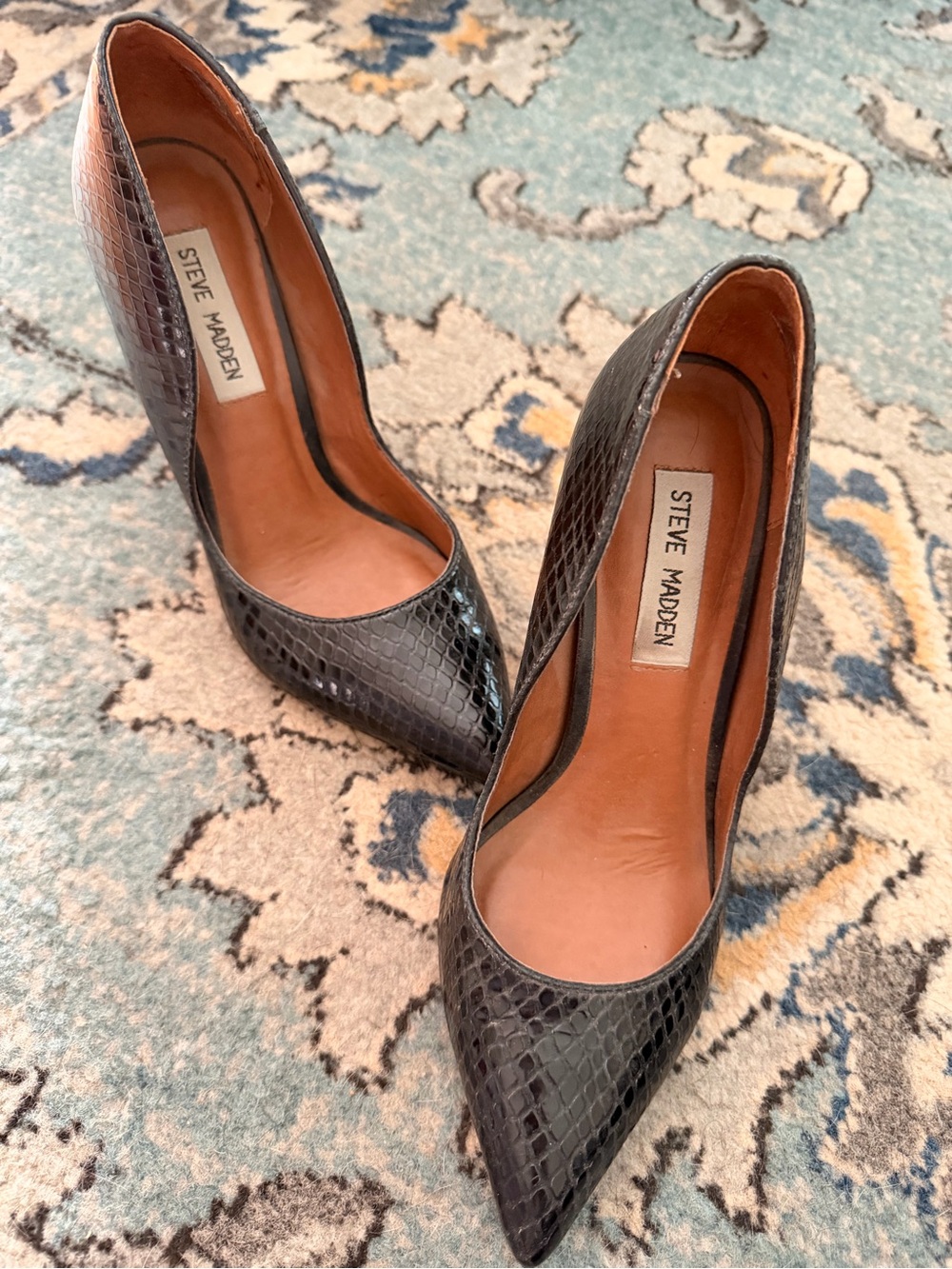 Steve Madden Black Croc-Embossed Dipper heels